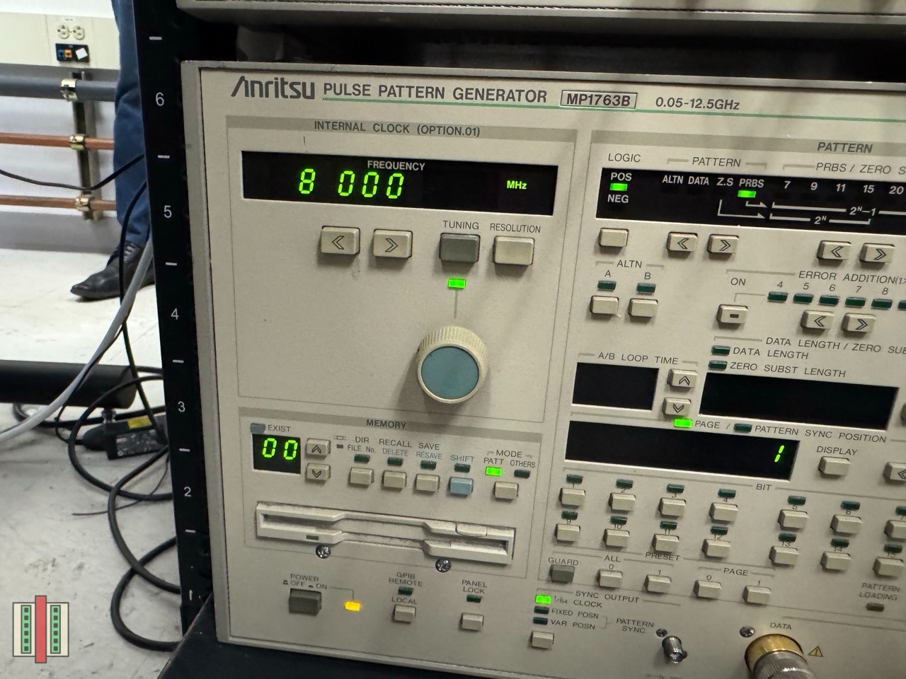 图 3|现场测试设备:Anritsu MP1763B 脉冲码型发生器,频率 8.000 GHz(0.05–12.5 GHz)