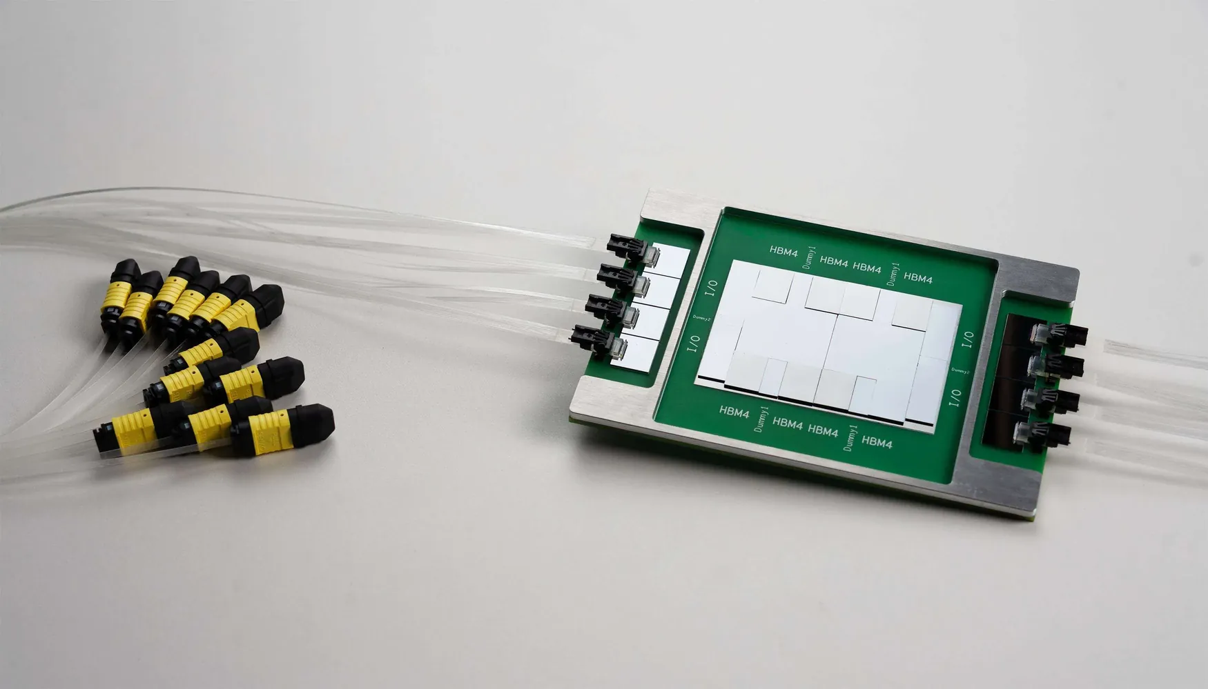Fig.2 与 Alchip Technologies 合作的 CPO 方案:八颗 Ayar Labs TeraPHY 光引擎 + 两颗 AI 加速器。